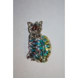 A STERLING SILVER PLIQUE DE JOUR BROOCH IN THE FORM OF A SEATED CAT