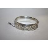 AN ANTIQUE HALLMARKED SILVER ENGRAVED BANGLE - APPROX WEIGHT 47.9G