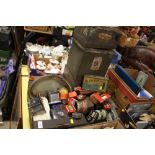 A QUANTITY OF COLLECTABLES TO INCLUDE VINTAGE TINS, A BOX OF KEYS, CRUET SET ETC.