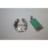A STERLING SILVER AND TURQUOISE PENDANT TOGETHER WITH A HALLMARKED SILVER HORSESHOE BROOCH A/F -