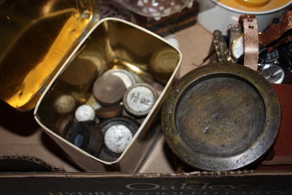 A BOX OF COLLECTABLES TO INCLUDE MAPPIN & WEBB BINOCULARS, WRISTWATCHES, BRASS WEIGHTS ETC - Image 4 of 4