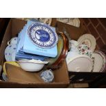 TWO TRAYS OF ASSORTED CERAMICS TO INCLUDE BOXED WEDGWOOD COLLECTORS PLATES, SPODE ITALIAN DESIGN