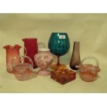 A COLLECTION OF COLOURED GLASSWARE TO INCLUDE A CRANBERRY STYLE GLASS JUG, FRILLED GLASS BASKETS A/F