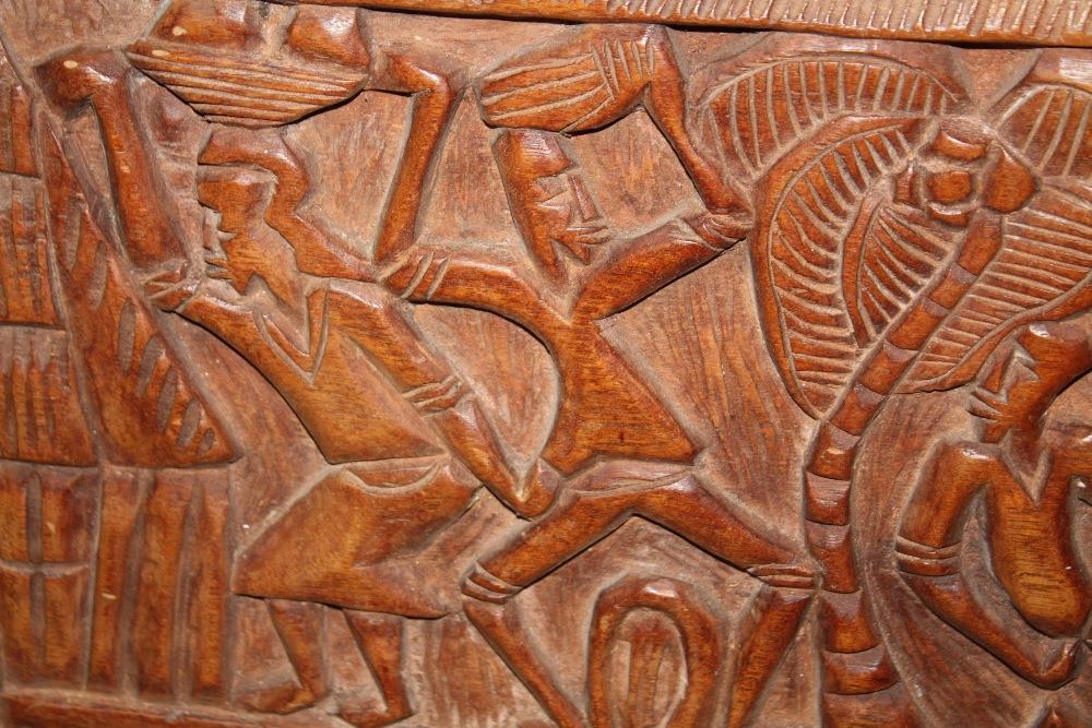 A LARGE TRIBAL STYLE CARVED HARD WOOD PANEL, 102 X 36 CM - Image 2 of 2