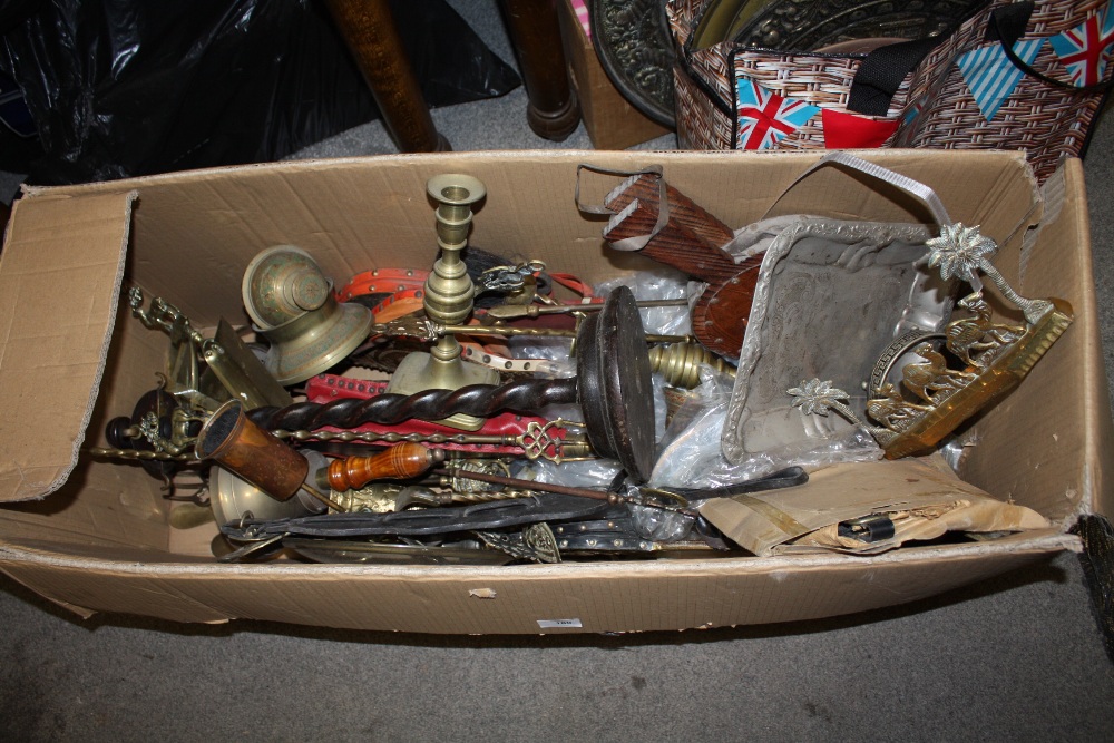 A LARGE BOX OF ASSORTED METALWARE TO INCLUDE A BRASS BELL, CANDLESTICKS ETC. TOGETHER WITH A BAG