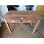 A VINTAGE 2 DRAWER SCHOOL TYPE DESK H-76 CM W-107 CM