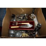 A BOX OF ASSORTED METALWARE TO INCLUDE A PAIR OF PEWTER CANDLESTICKS