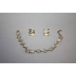 A SILVER GILT BRACELET AND EARRINGS SET, TOTAL WEIGHT 18.5 G