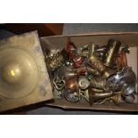 A LARGE BOX OF MOSTLY BRASSWARE TO INCLUDE HORSE BRASSES, BRASS COAL BOX, JUGS ETC.