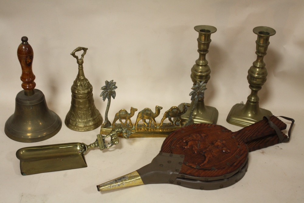 A LARGE BOX OF ASSORTED METALWARE TO INCLUDE A BRASS BELL, CANDLESTICKS ETC. TOGETHER WITH A BAG - Image 2 of 2