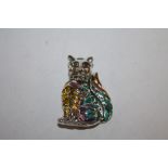 A STERLING SILVER PLIQUE DE JOUR BROOCH IN THE FORM OF A SEATED CAT