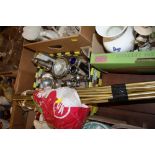 A SMALL TRAY OF METALWARE TO INCLUDE SILVER PLATED SUGAR CASTERS, BRASS STAIR RODS