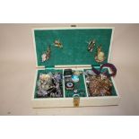 A VINTAGE JEWELLERY BOX AND CONTENTS, TO INCLUDE BROOCHES, RINGS ETC,