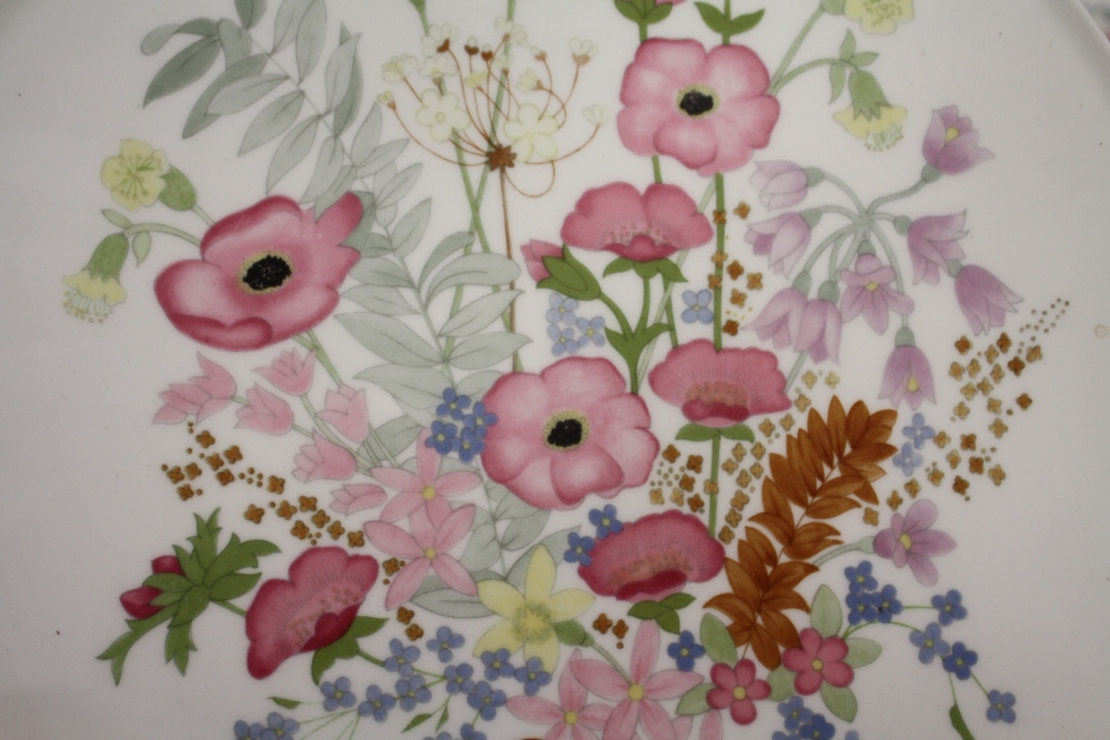 A TRAY OF WEDGWOOD MEADOW SWEET CHINA - Image 2 of 3