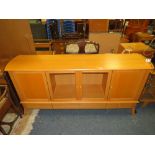 A MODERN GLAZED SIDEBOARD WITH CUPBOARDS AND DRAWERS H-86 W-182 CM