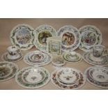 A COLLECTION OF ROYAL DOULTON BRAMBLY HEDGE COLLECTION CERAMICS TO INCLUDE CABINET PLATES, MONEY BOX