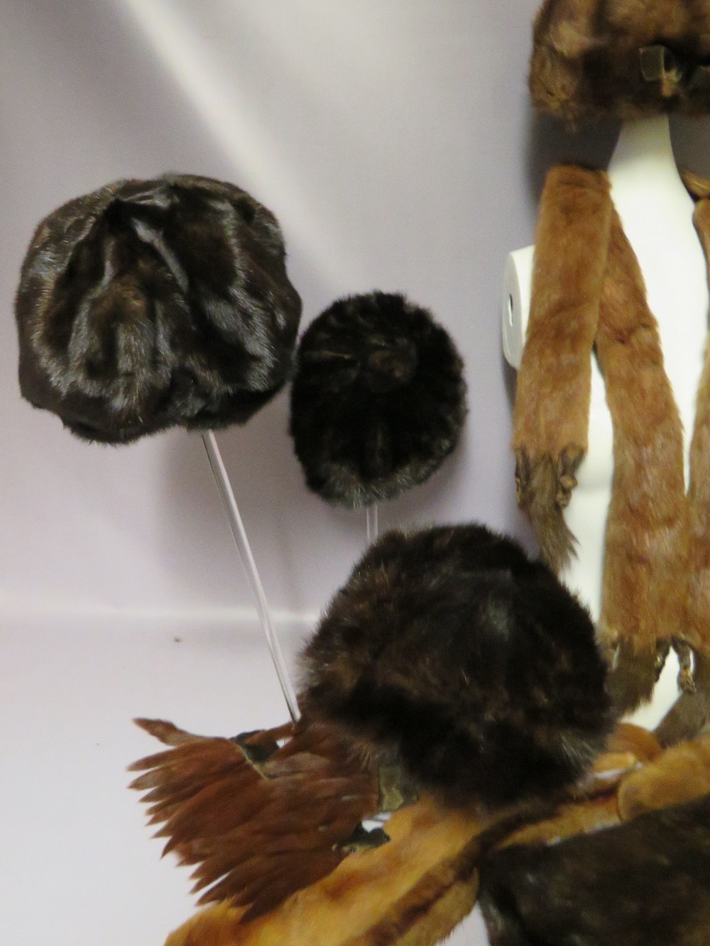 A COLLECTION OF VINTAGE MINK FUR ACCESSORIES COMPRISING HATS, STOLES AND COLLARS ETC (13) - Image 3 of 6