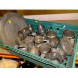 A TRAY OF VINTAGE PEWTER TO INCLUDE A TEAPOT, TANKARDS ETC.