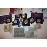 A COLLECTION OF COMMEMORATIVE COINS TO INCLUDE £5 COINS, GOLD PLATED EXAMPLES AND A SMALL QUANTITY