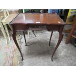 A REPRODUCTION MAHOGANY CHIPPENDALE STYLE OCCASIONAL TABLE W-56 CM