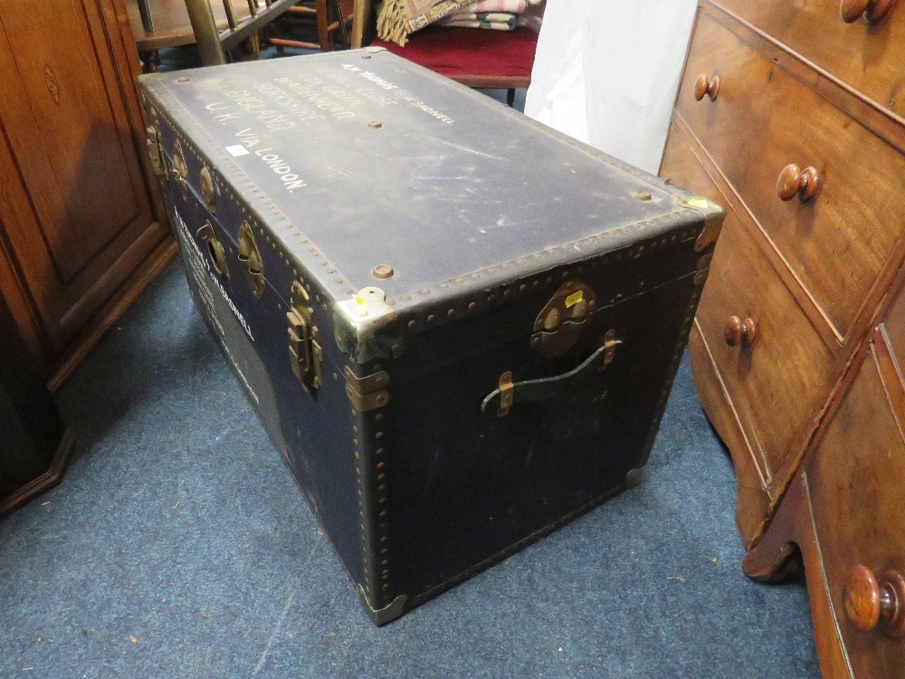 A VINTAGE PACKING TRUNK - BANDED H-50 W-92 CM - Image 4 of 4