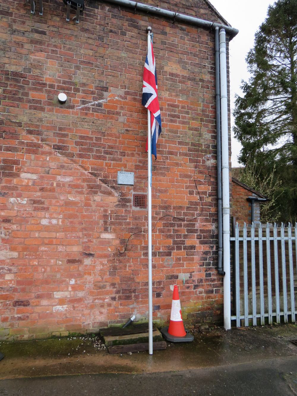 A 16FT ALUMINIUM FLAG POLE WITH A STITCHED, COTTON UNION JACK FLAG - Image 2 of 12