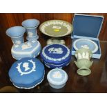A COLLECTION OF ASSORTED WEDGWOOD JASPERWARE TO INCLUDE A COMPORT, TRINKET POTS ETC.