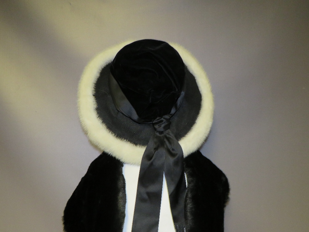 A COLLECTION OF VINTAGE FUR AND FAUX FUR HATS, COLLARS AND STOLES ETC (14) - Image 5 of 5