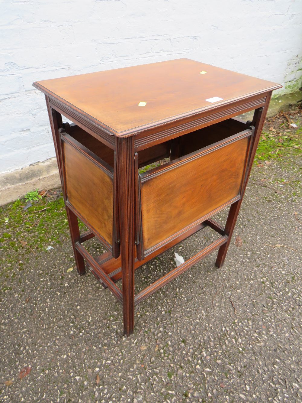 AN ARTS AND CRAFTS STYLE MAHOGANY TABLE WITH FOLD OUT SHELVES H-73 CM - Image 4 of 4