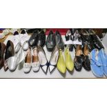 A QUANTITY OF VINTAGE AND MODERN GENTS AND LADIES SHOES ETC. VARIOUS STYLES AND PERIODS (11)