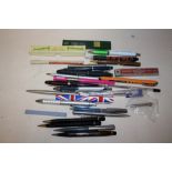 A QUANTITY OF VINTAGE AND MODERN PENS AND PENCILS TO INCLUDE PARKER EXAMPLES