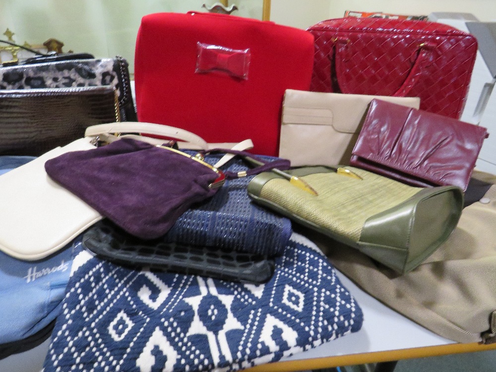 A QUANTITY OF VINTAGE AND MODERN LADIES BAGS. VARIOUS STYLES AND PERIODS TO INC EXAMPLES BY JULIEN - Image 2 of 8
