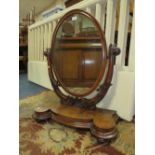 A LARGE MAHOGANY VICTORIAN OVAL MIRROR H-87 W-74CM