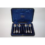 A CASED SET OF SIX HALLMARKED SILVER TEA SPOONS AND SUGAR TONGS