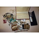 A BOX OF ASSORTED COSTUME JEWELLERY TO INCLUDE BROOCHES