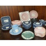 A COLLECTION OF WEDGWOOD JASPERWARE IN ASSORTED COLOURWAYS, TO INCLUDE PINK TRINKET POTS, TEAL ASH