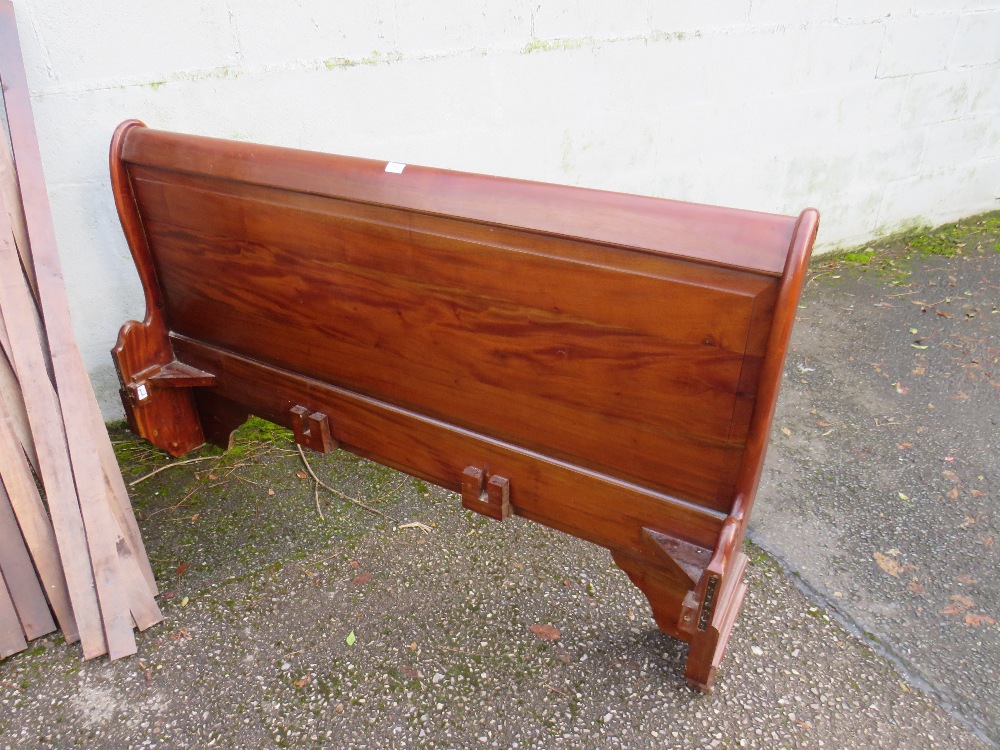 A MODERN MAHOGANY SLEIGH BED W-160 CM - Image 2 of 6