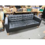 A MODERN BLACK LEATHER BUTTONED SETTEE W-188 CM