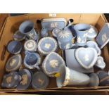 A TRAY OF BLUE AND WHITE WEDGWOOD JASPERWARE TO INCLUDE A QUANTITY OF PIN DISHES, VASES ETC.