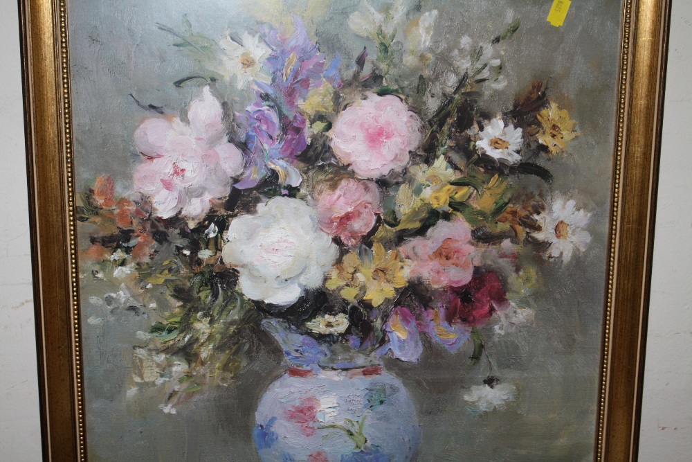 A VICTORIAN STYLE FLORAL OIL PAINTING ON GLASS TOGETHER WITH A FLORAL PRINT - Image 3 of 4
