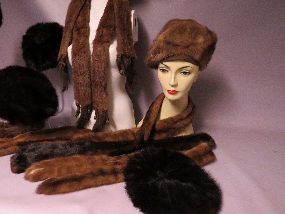 A COLLECTION OF VINTAGE MINK FUR ACCESSORIES COMPRISING HATS, STOLES AND COLLARS ETC (13) - Image 5 of 6