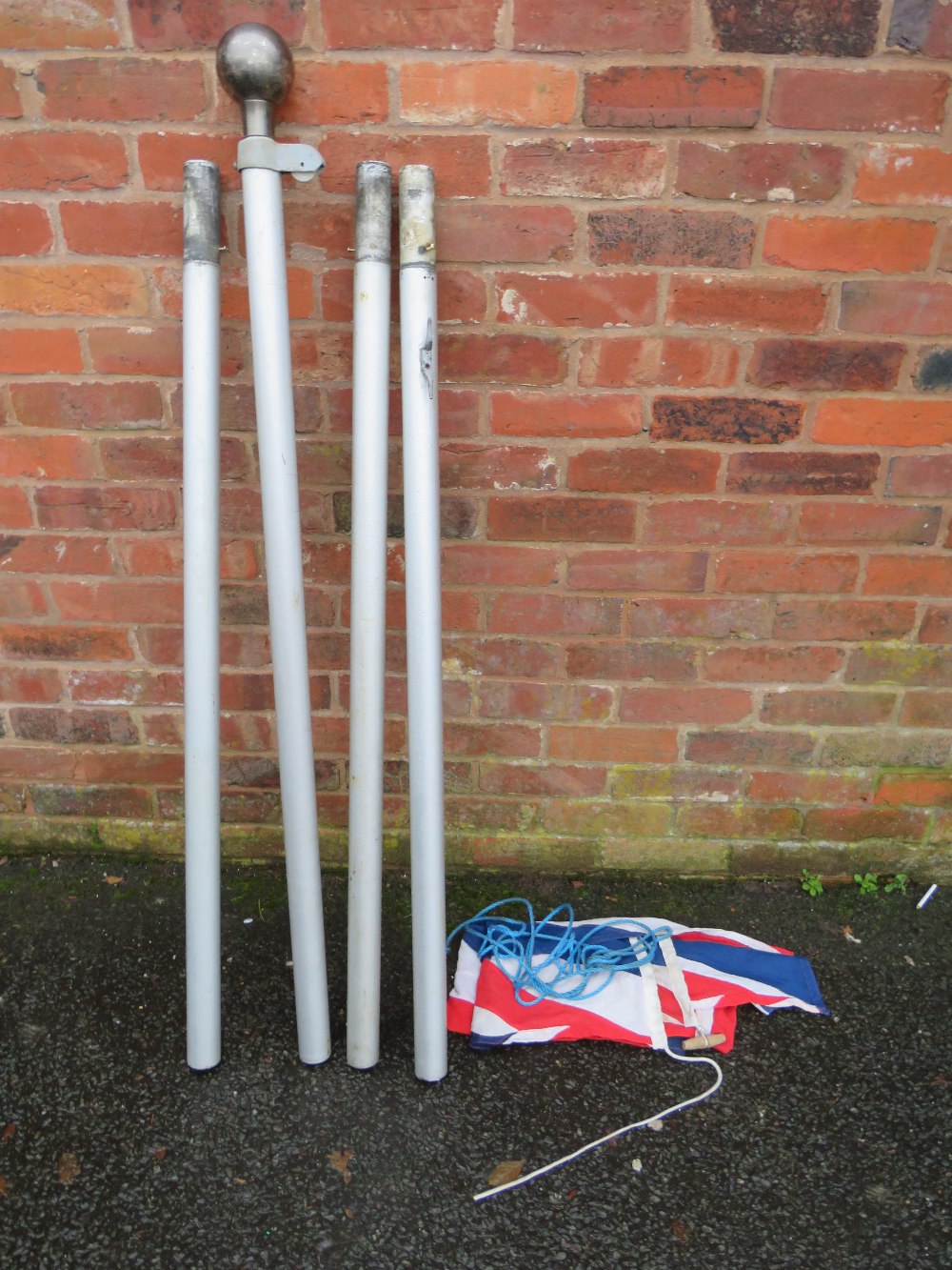 A 16FT ALUMINIUM FLAG POLE WITH A STITCHED, COTTON UNION JACK FLAG - Image 5 of 12