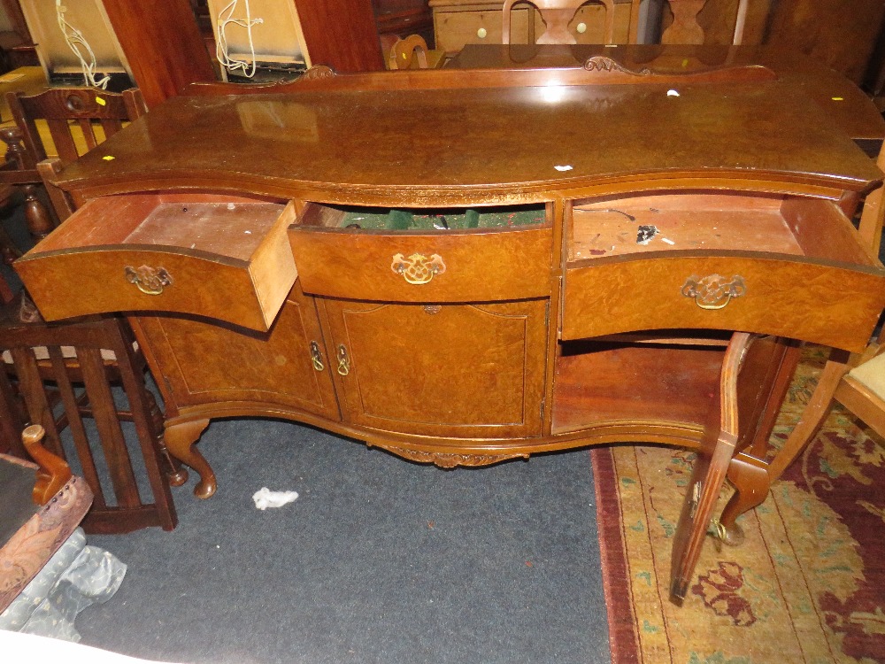 A RETRO WALNUT DRAWLEAF DINING TABLE, SIX CHAIRS AND A SIDEBOARD - Image 4 of 4