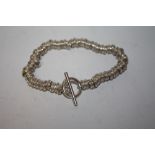 A LADIES SILVER LOOSE LINK BRACELET WITH T-BAR