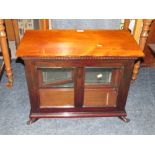 A SMALL MAHOGANY GLAZED TABLE TOP DISPLAY CABINET H-50 W-67 CM