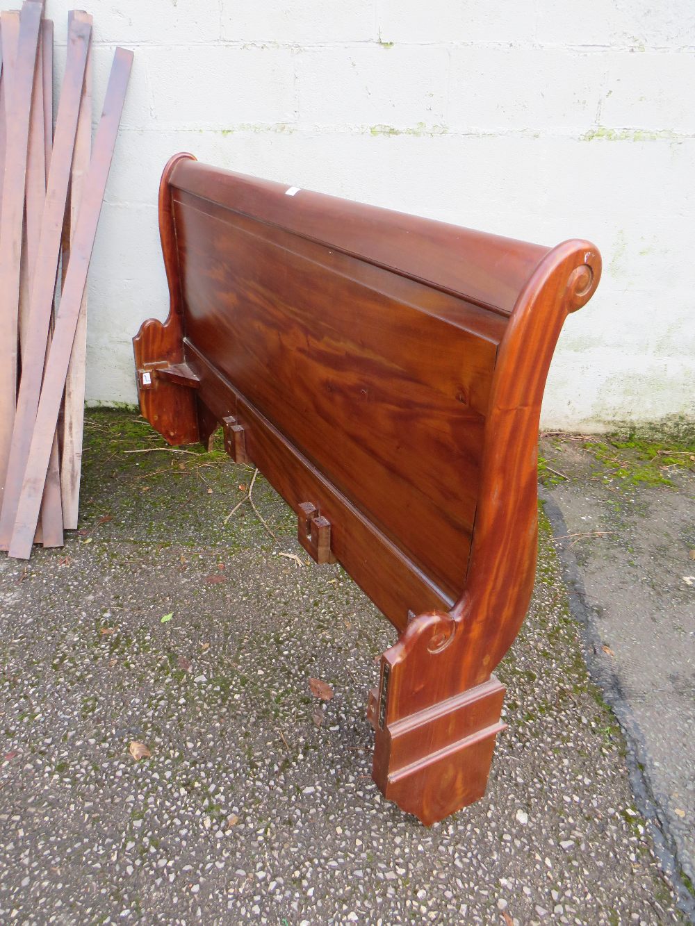 A MODERN MAHOGANY SLEIGH BED W-160 CM - Image 3 of 6