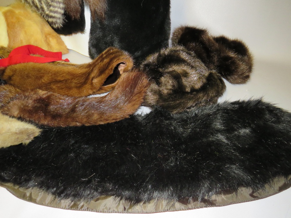 A COLLECTION OF VINTAGE FUR AND FAUX FUR HATS, COLLARS AND STOLES ETC (14) - Image 3 of 5