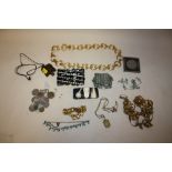 A BAG OF COSTUME JEWELLERY AND COLLECTABLES TO INCLUDE COINS, JADE STYLE NECKLACE IN THE FORM OF A