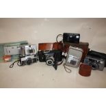 A TRAY OF VINTAGE AND MODERN CAMERAS TO INCLUDE A REVERE MODEL 80 SUPER 8 CAMERA, KING PENGUIN