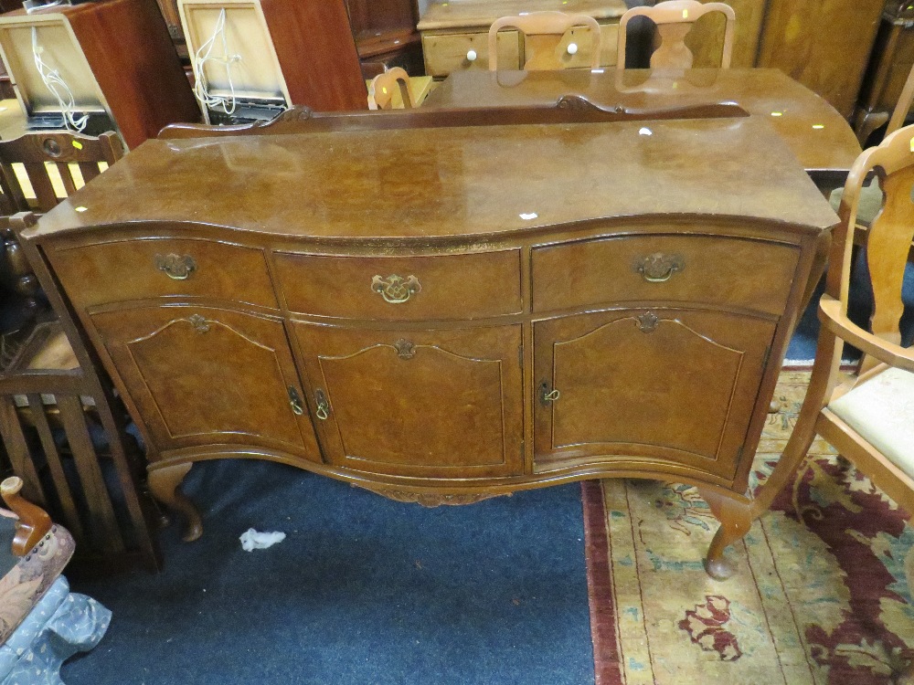 A RETRO WALNUT DRAWLEAF DINING TABLE, SIX CHAIRS AND A SIDEBOARD - Image 3 of 4